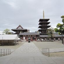 西大門からの中心伽藍方向の様子