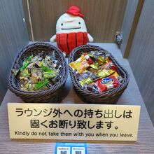 お菓子色々、「なぞの旅人フー」の姿もありました