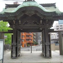 境内から見た唐門