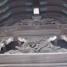 天井の龍の彫刻