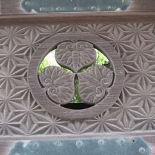 門扉の徳川家葵の紋の彫刻