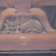 前殿の猫の彫り物