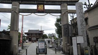 素通りしそうな重厚な鳥居に細工がありました