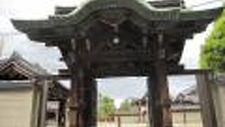 門扉の徳川家葵の紋の彫刻が見事