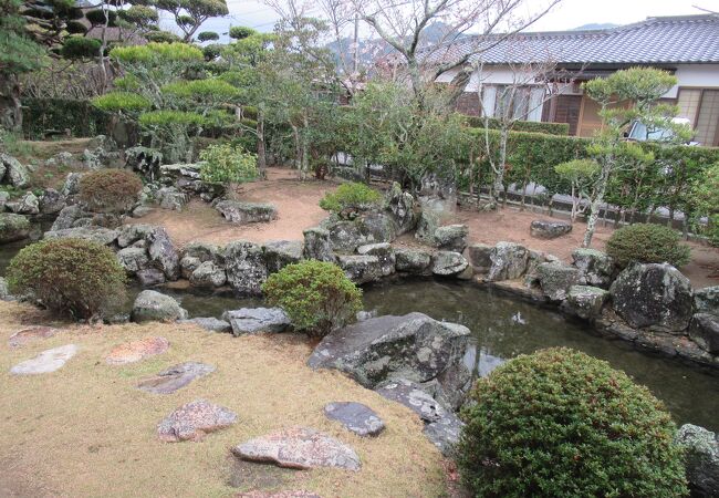 広い池のある庭園