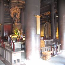 救世観音菩薩尊像が祀られる堂内の様子です