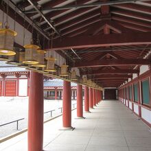 講堂に向かう途中の回廊