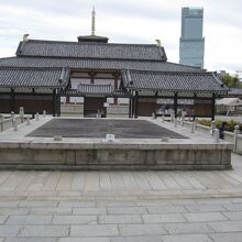 石舞台と六時礼讃堂