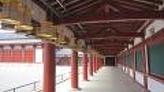 金色に輝く２体の仏像が見事