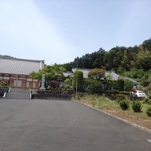 南側からみた「ふせんじ」全景です。左の本堂の裏に庭があります