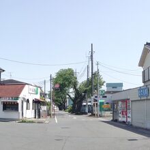 駅前の店は、右のタバコ屋と左の居酒屋だけです