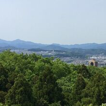 展望台から、北西方向に、武甲山や駿河台大学が見えます