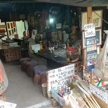 雑然とした雰囲気で魚も焼いてます