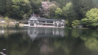 ひっそりした場所にある湖