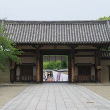 築地塀と石畳の参道も素晴らしい