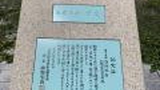 白い岩と澄んだ海！