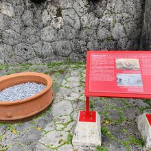 奉神門前の　天水甕