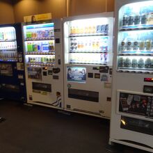 館内には、アルコール・清涼飲料水の自販機があります。