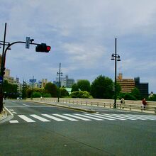 よく見ると橋の幅が広い