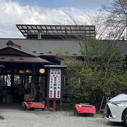 熊野皇大神社前　群馬と長野の県境をまたいでいる茶屋