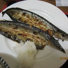 良く焼けたサンマの塩焼き