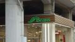 駅に隣接した地域密着型のモール