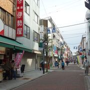 庶民的な雰囲気が好印象の商店街