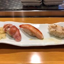 左がまぐろトロ、右がとり貝です。