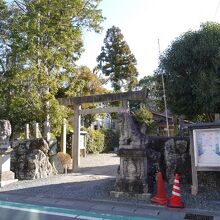 街道から見た神社入り口。