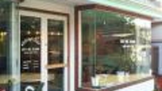 エメラルドグリーンが印象的なお洒落カフェ