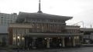 かつての国鉄奈良駅舎が使われています