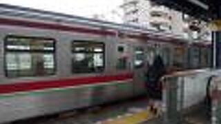 車体がちょっとイタリアン。