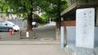 奥行きのある境内に近代的な本堂