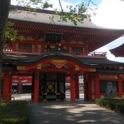 朱色が鮮やかな大きな神社