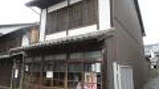 旧山村家住宅の向かいの町家