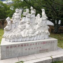 大きな石造です