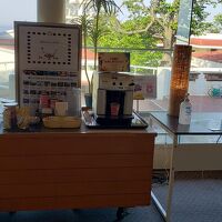 左からウォーターサーバー、紅茶、コーヒーマシーン、除菌スプレ