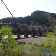 8門の洪水吐ゲートが特徴 （竹田ダム）