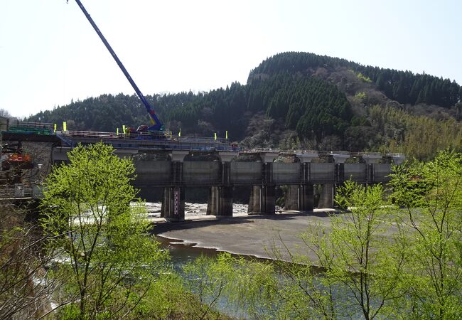 8門の洪水吐ゲートが特徴 （竹田ダム）