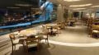 ジャンプ台を見ながら食事。