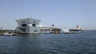 クルーズ船が港町横浜を感じらせてくれます。