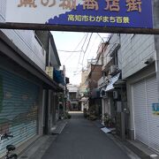 歴史ある魚の棚商店街も数店開いているだけ