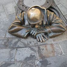 マンホールから覗き見る チュミル像