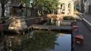 小川のせせらぎを歩くはりまや橋公園もいい