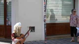  マンホールから顔を出した覗き屋チュミル像の上に座っていいの？