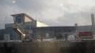 オホーツク海にまっすぐ伸びているのは巨大な防波堤で海上にあるのが展望塔です。