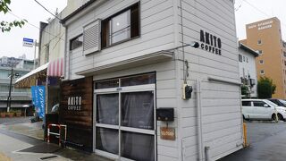 小さな建物の外観がちょっとインパクトあり