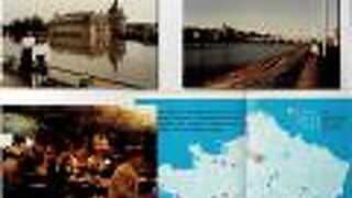 セピア色の思い出：コンデ公代々の居城、シャンティイ宮殿は水城である。