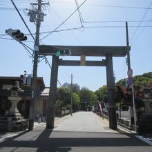 一の鳥居の向かって左側です。