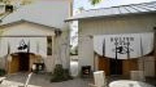 脱脂粉乳を使用した、新食感のワッフルが名物